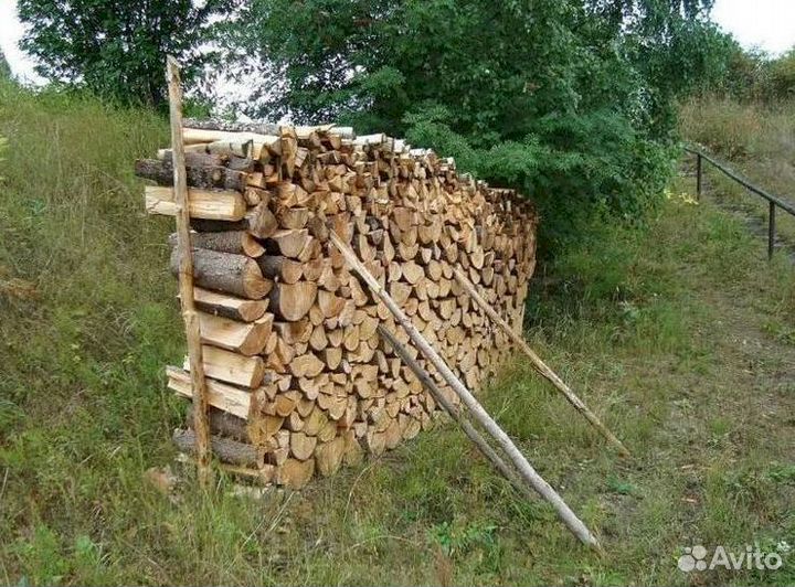 Дрова колотые с укладной в дровник