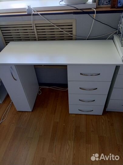 Маникюрный стол