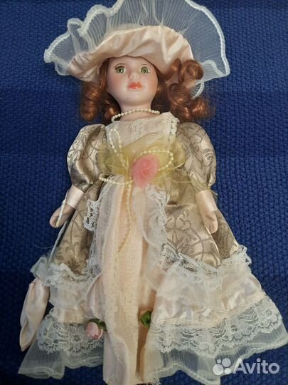 Кукла фарфоровая