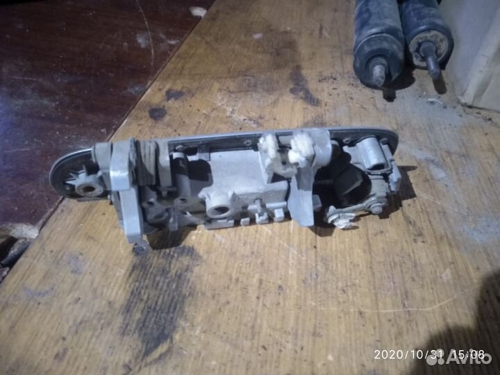 Правая передняя ручка двери Мазда Протеже /323