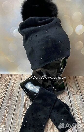 Велюровая шапка со стразами