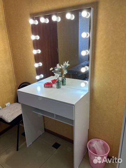 Туалетный столик с зеркалом и подсветкой бу