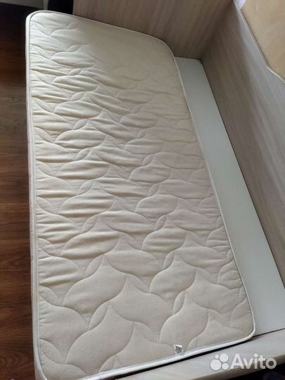 Детская кровать с матрасом и съёмным бортом