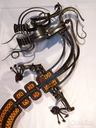 Кованый дракон с вставками из запеченного стекла