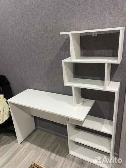 Письменный стол для школьника белый