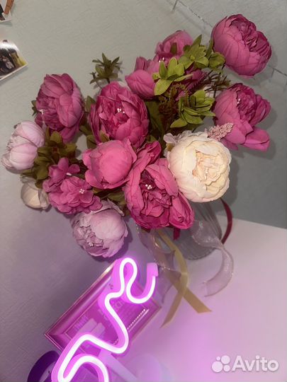 Ваза с искусственными цветами