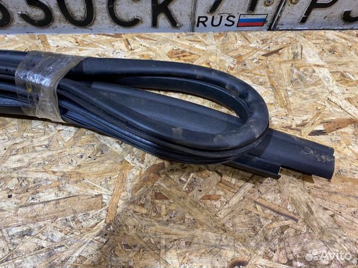 Уплотнитель двери передний левый Ford Focus 2