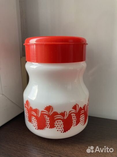 Банка из молочного стекла