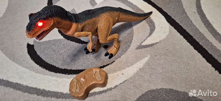 Динозавр на пульте управления