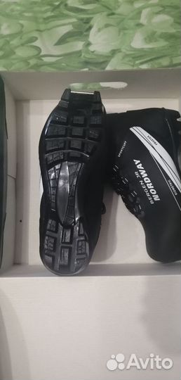 Лыжные ботинки и лыжи