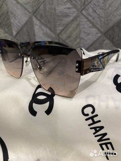 Солнцезащитные очки prada