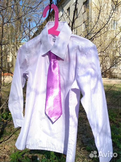 Белая рубашка с галстуком, 