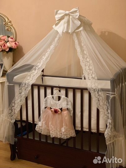 Детская кроватка с маятником