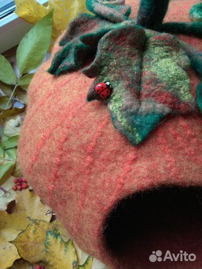 Домик лежанка для кошки в форме тыквы