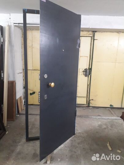 Дверь входная металлическая бу