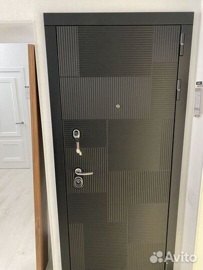 Дверь входная, металлическая