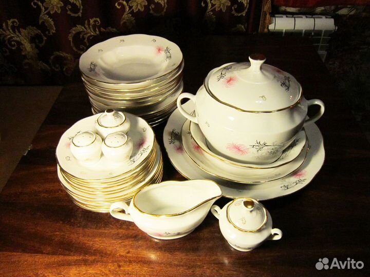 Столовый сервиз. Фарфор. Новый. 35 предметов. Рига