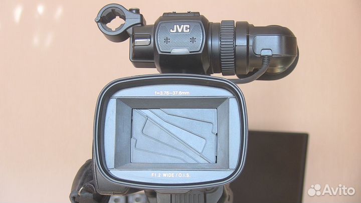 Профессиональную видеокамеру JVC GY-HM70E