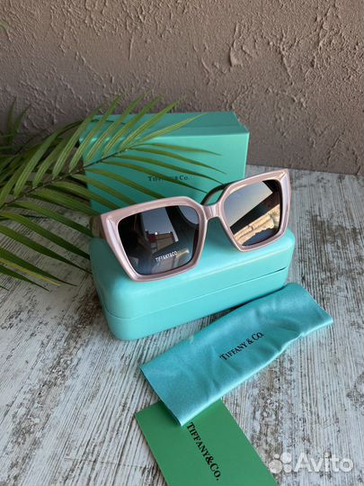 Очки и коробка tiffany