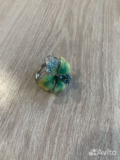 Кольца бижутерия и заколки