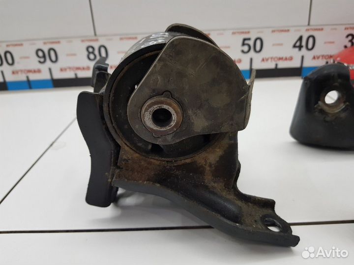 Опора двигателя левая с кронштейном 2.0