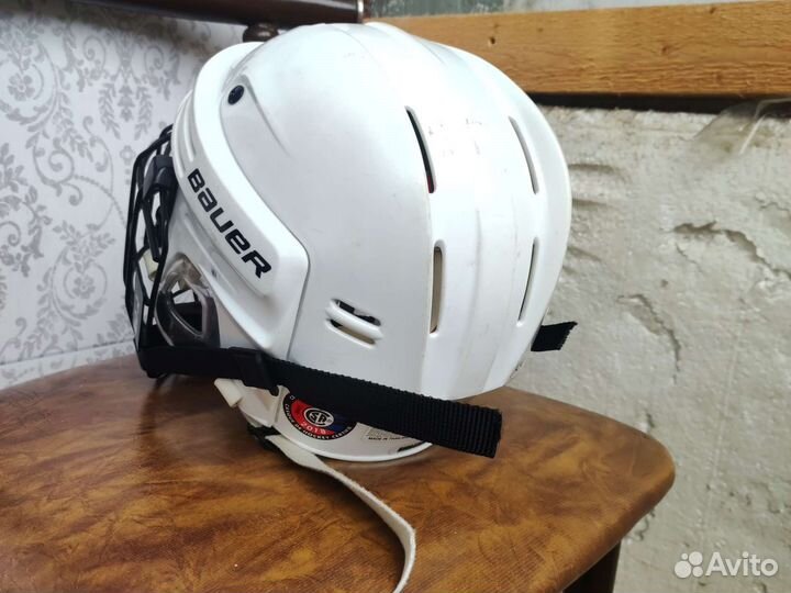 Продам хоккейный шлем bauer