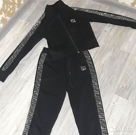 Спортивный костюм женский укороченный