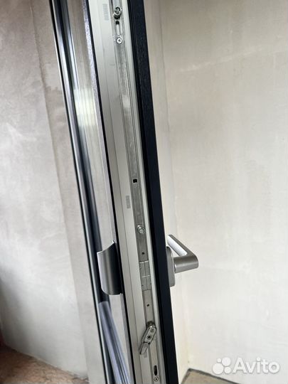 Окно и дверь на балкон