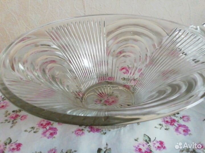 Стопки, стаканы, салатники, тарелка на стену