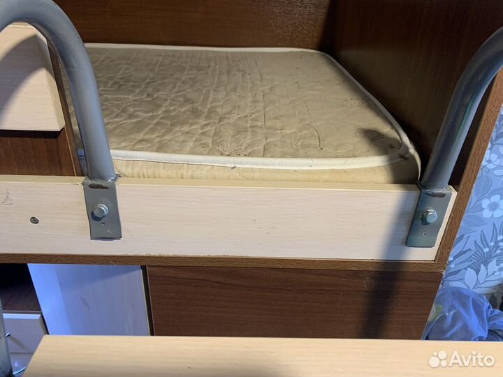 Детская кровать чердак со столом и шкафом