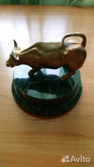 Фигурка быка бронза на мраморной подставке