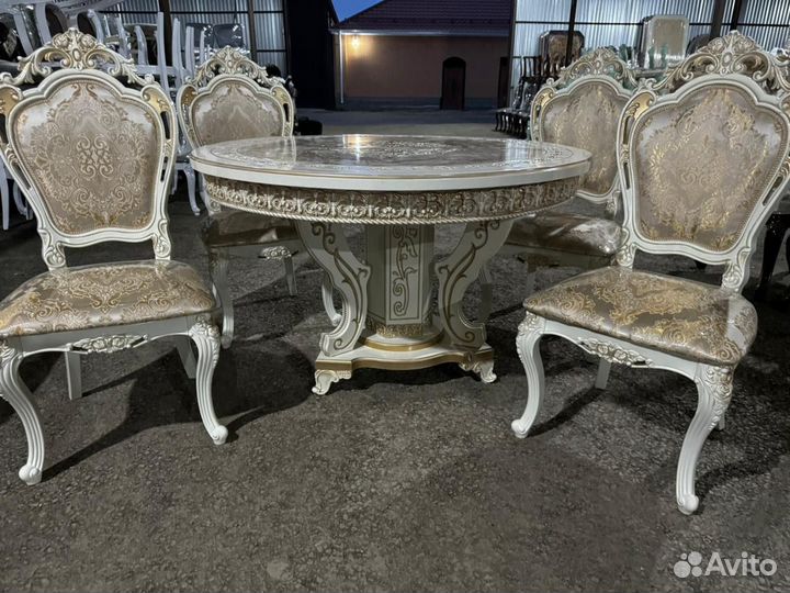 Стол и стулья