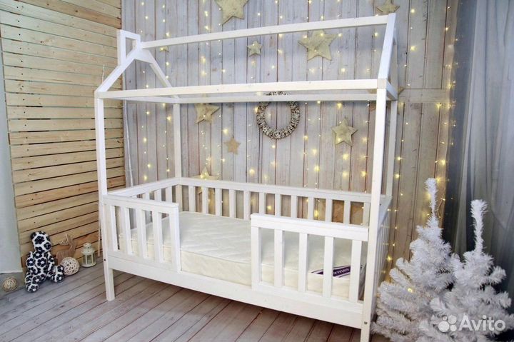 Детская кроватка домик