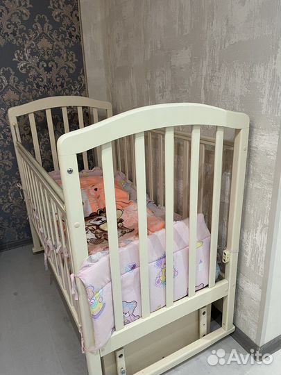 Детская кроватка с маятником
