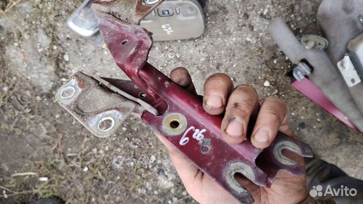 Петля капота mazda 626