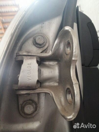 Петля двери задняя правая Toyota Avensis Т250