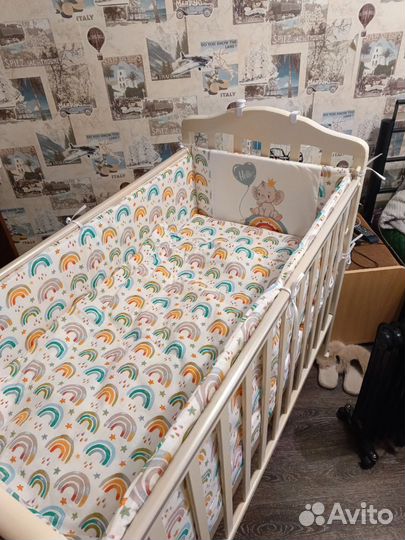 Детская кроватка с маятником и ящиком