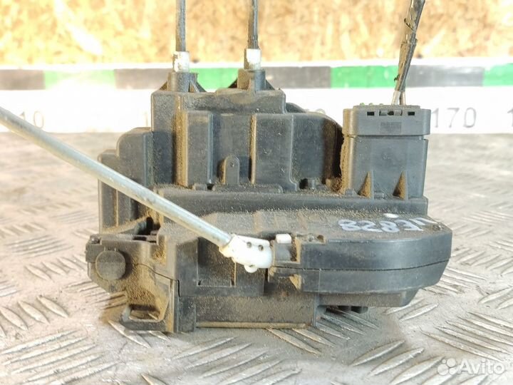 Замок двери задней правой Nissan Micra k12 K12