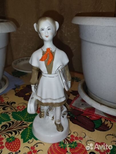 Фарфоровая Девочка со скрипкой и нотами