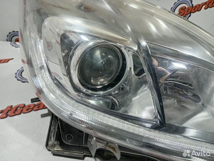 Фара правая передняя правая Toyota Prius ZVW30