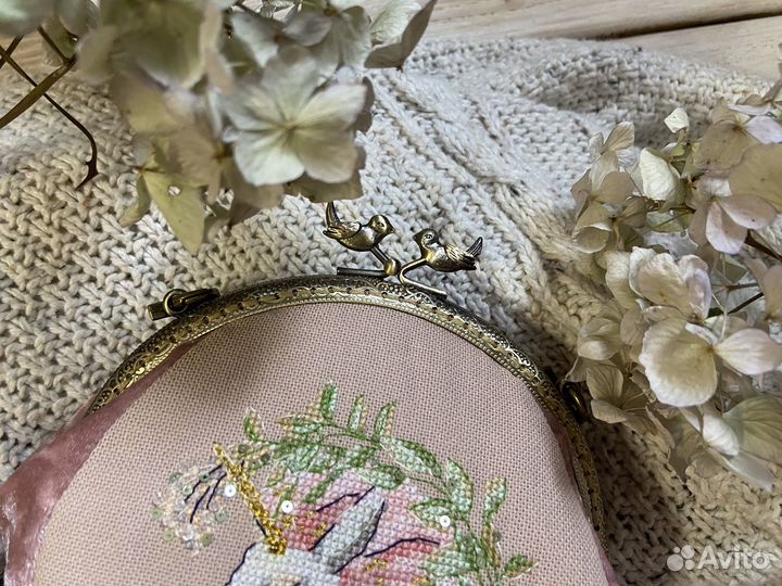 Сумочка ручной работы с фермуаром и вышивкой