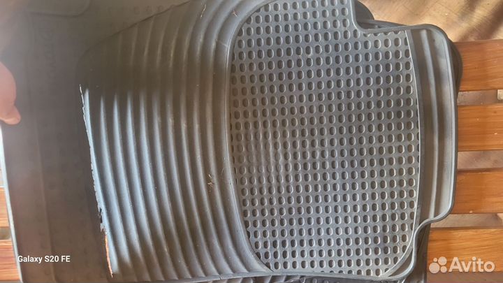 Коврики заводские.тайота камри 30,тайота авенсис 2