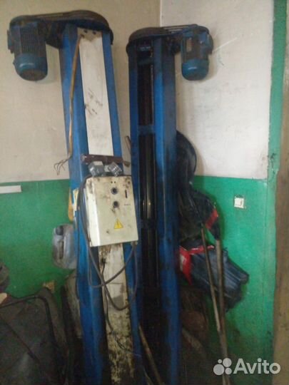 Подъемник автомобильный винтовой