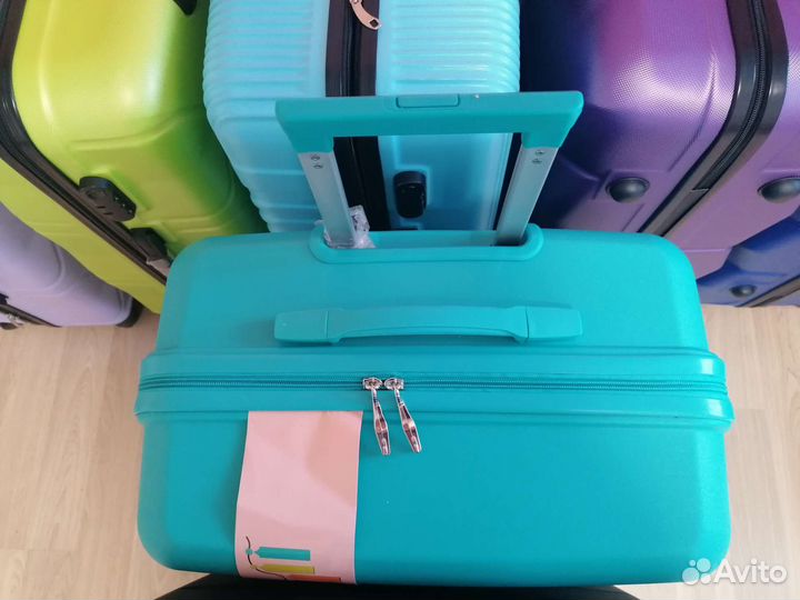 Чемодан на колесах из полипропилена