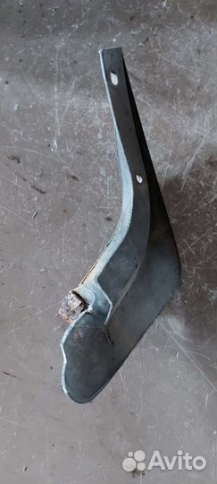 Брызговик передний левый на Kia Shuma