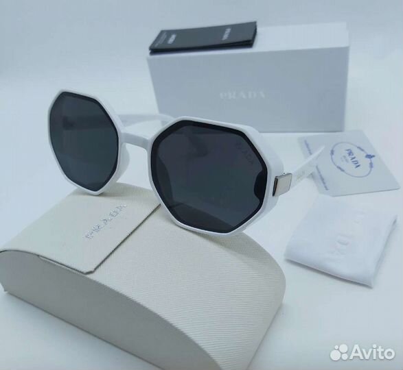 Солнцезащитные очки prada