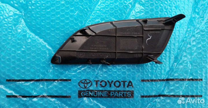 Заглушка противотуманной фары Авенсис 06-08 правая