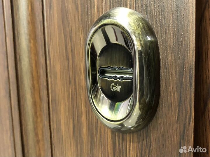 Уличная дверь