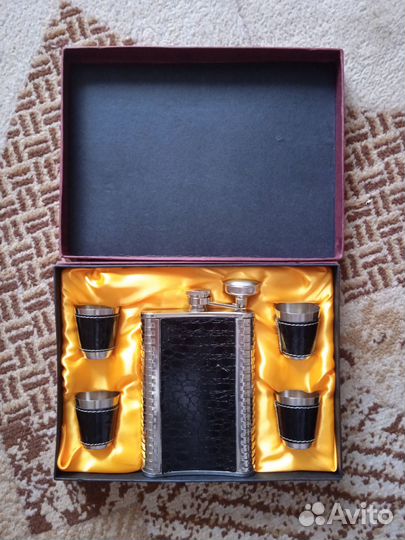 Фляжка и рюмки