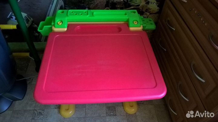 Детский стол с магнитной доской